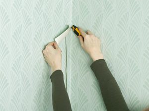 Как правильно клеить обои