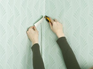 Как правильно клеить обои