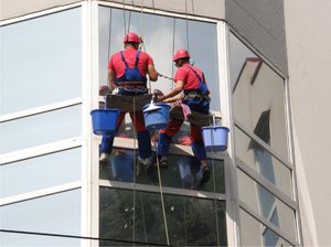 Как производится качественная мойка фасадов и окон здания